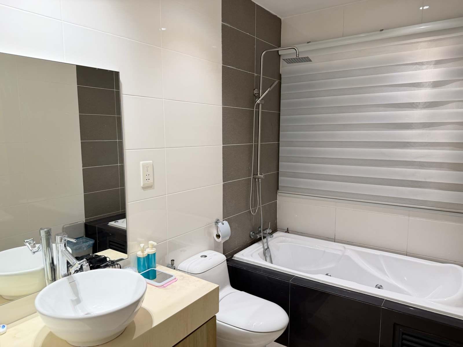 Modern bathroom at Poshpack Skyline Hostel Kuala Lumpur